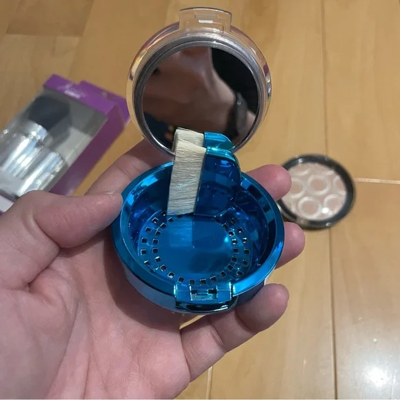 New makeup and brush set - Picture 5 of 7